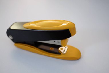 Beyaz masa - ofis kırtasiye sarı zımba