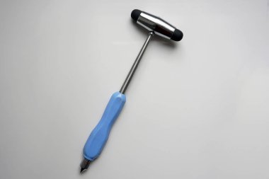 beyaz zemin üzerine refleks çekici