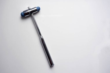 beyaz zemin üzerine refleks çekici