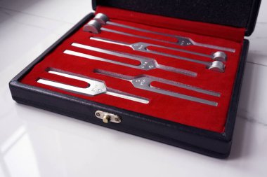 Durumu ayarla, Tuning Forks kenti mermer bir arka plan üzerinde testler işitme için. Tıbbi malzeme. Tıbbi ve sağlık kavramı.