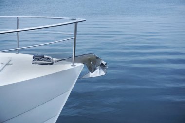 Bir beyaz Yelkenli Yat çapa yay, mavi denize karşı yay. Kopyalama alanı, seçici odak, dar alan derinliği