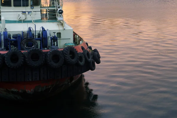 Ρυμουλκό Στην Θάλασσα Στις Ακτίνες Του Ήλιου Ρύθμιση — Φωτογραφία Αρχείου