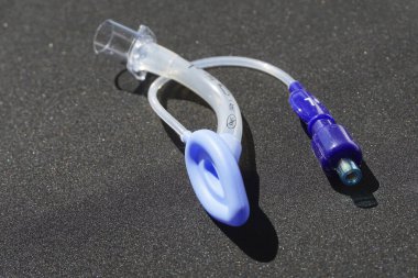 Çocuk gırtlak maskesi airway siyah bir zemin üzerine acil tıbbi yardım için