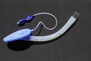 Gırtlak maskesi airway gri bir arka plan üzerinde acil tıbbi yardım için