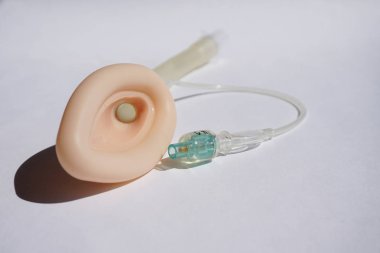 Gırtlak maskesi airway beyaz bir arka plan üzerinde acil tıbbi yardım için
