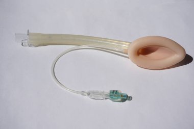 Gırtlak maskesi airway beyaz bir arka plan üzerinde acil tıbbi yardım için