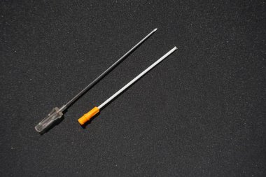 İğne basınç sırasında pnömotoraks, acil tıbbi yardım. siyah bir arka plan üzerinde