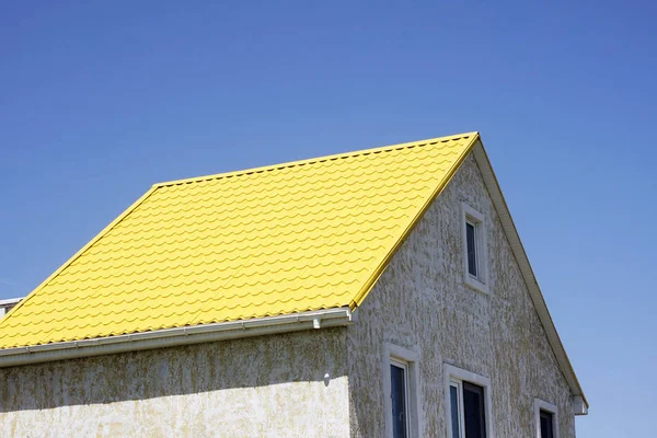 Σπίτι Ψευδάργυρου Κίτρινη Υλικού Κατασκευής Σκεπής Κεραμιδιών Φόντο Μπλε Του — Φωτογραφία Αρχείου