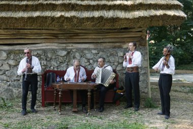  Otantik müzik aletleri ile Geleneksel Ukrayna giyim erkek topluluğu