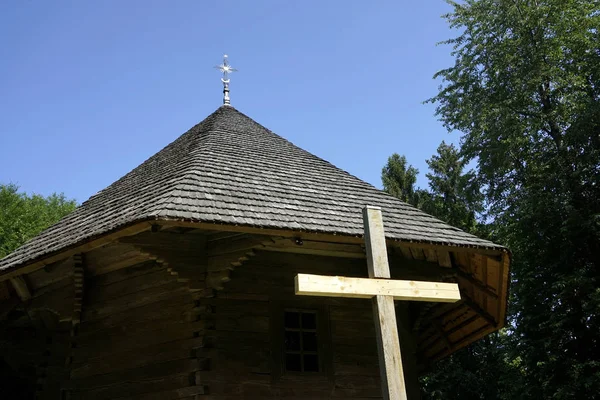 Igreja Madeira Antiga Contra Fundo Florestal Lviv Ucrânia — Fotografia de Stock