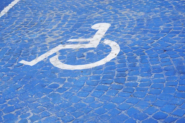 Universele Teken Voor Handicap Parkeerplaats Rolstoel Met Informatiebord Vloer Achtergrond — Stockfoto