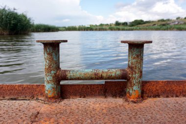 Marina baba (bitt), İskelesi teknelerde, gemiler ve yatlar bağlama (knecht çapraz)