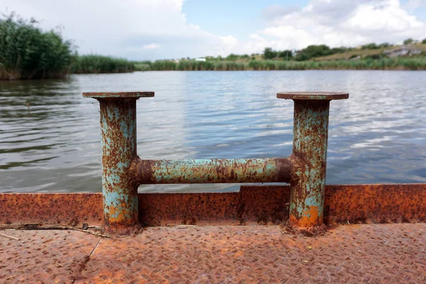 Marina baba (bitt), İskelesi teknelerde, gemiler ve yatlar bağlama (knecht çapraz)