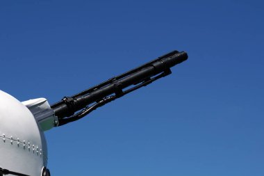 Deniz gemi topçu silahı mavi gökyüzü arka plan üzerinde namlu varil. Kopyalama alanı, seçici odak, dar alan derinliği