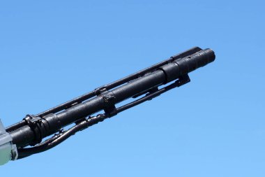 Deniz gemi topçu silahı mavi gökyüzü arka plan üzerinde namlu varil. Kopyalama alanı, seçici odak, dar alan derinliği