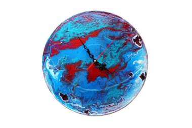 Beyaz arka plan üzerinde izole vinil kayıtlardaki akrilik dökme teknik dalgalar mermer soyut canlı suluboya ile DIY saat