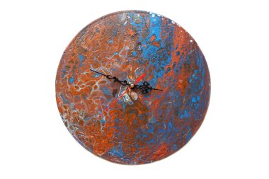 Beyaz arka plan üzerinde izole vinil kayıtlardaki akrilik dökme teknik dalgalar mermer soyut canlı suluboya ile DIY saat