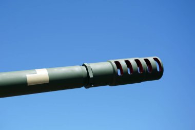 Askeri tank topçu topu mavi gökyüzü arka plan üzerinde namlu varil. Kopyalama alanı, seçici odak, dar alan derinliği