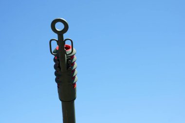 Askeri tank topçu topu mavi gökyüzü arka plan üzerinde namlu varil. Kopyalama alanı, seçici odak, dar alan derinliği