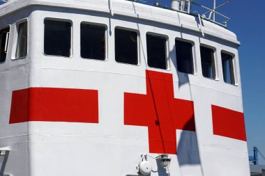 Kırmızı bir çarpı işareti bağlantı noktası tıbbi beyaz gemi. battleboat veya savaş gemisi tıbbi yardım