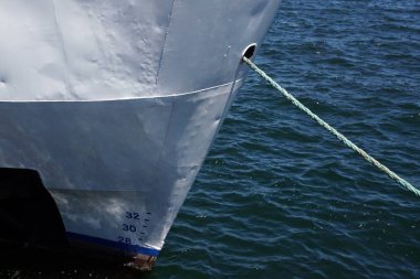 Bir beyaz Yelkenli Yat mavi denizle yay