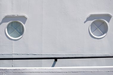 Windows veya lombar beyaz metal duvar ile gemi