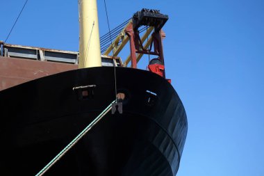 Büyük bir gemi, liman, Vinçli büyük yay