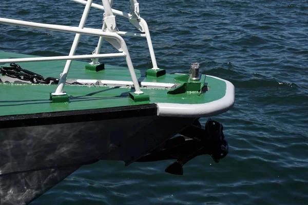 Arco Barco Guerra Verde Contra Mar Azul Con Ancla Proa — Foto de Stock