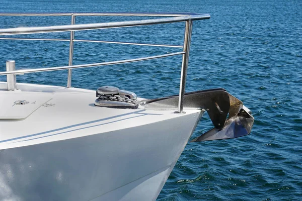Łuk Białym Przeciw Błękitne Morze Kotwicą Dziobie Jachtu Kopiować Miejsca — Zdjęcie stockowe