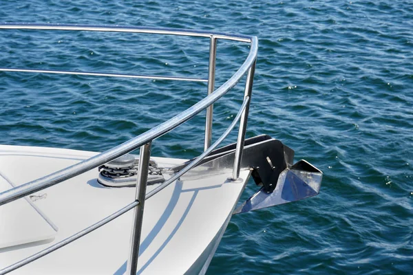 Łuk Białym Przeciw Błękitne Morze Kotwicą Dziobie Jachtu Kopiować Miejsca — Zdjęcie stockowe