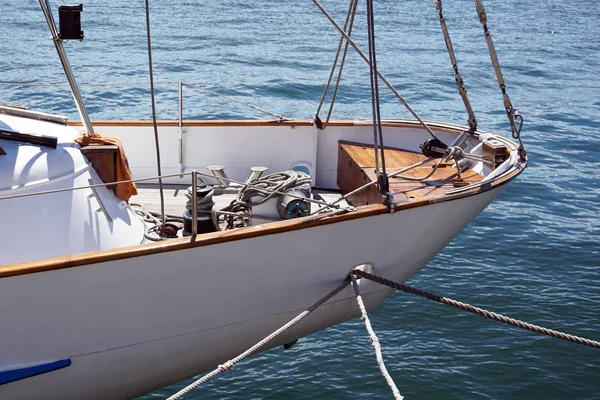 Arco Yate Vela Blanco Contra Mar Azul — Foto de Stock