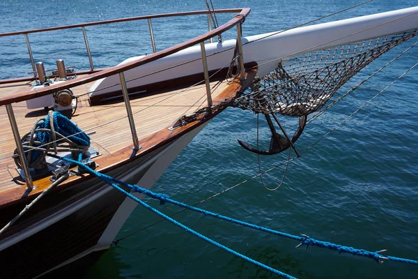 Arco Yate Vela Negro Contra Mar Azul Con Ancla Proa — Foto de Stock