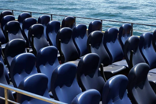 Pasagerul Albastru Scaune Goale Barcă Plăcere Dig Mulțime Scaune Albastre — Fotografie, imagine de stoc
