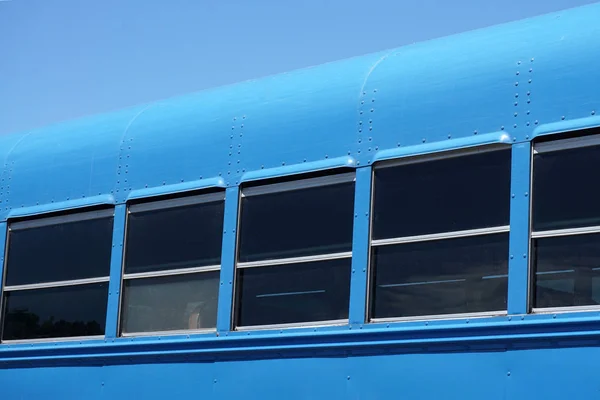 Janelas Pretas Escuras Ônibus Azul Contra Fundo Céu Azul Ônibus — Fotografia de Stock