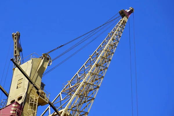 Grúa Industrial Sobre Fondo Cielo Azul — Foto de Stock