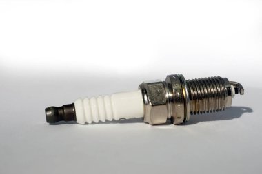 Buji benzinli içten yanmalı motor.