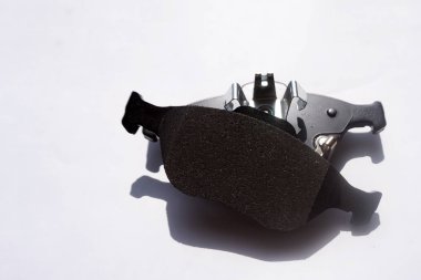 Gri arka plan üzerinde yeni otomatik fren balataları