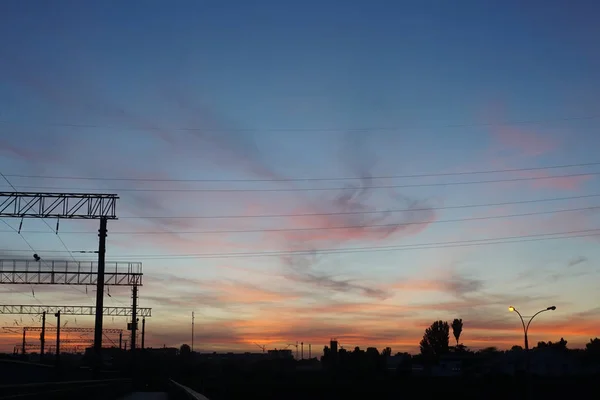 Günbatımı Güzel Masmavi Gökyüzü Kırmızı Bulutlar Ile Tren Durağında — Stok fotoğraf