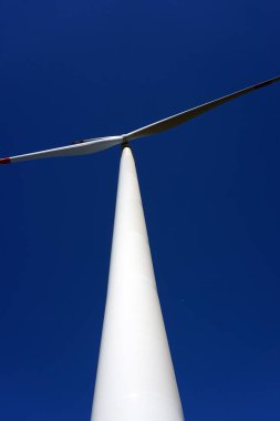 Eko güç, Rüzgar türbinleri mavi gökyüzü ile. Rüzgar türbini için alternatif electricity.renewable elektrik Çiftlik Rüzgar enerji rotasyon rüzgar türbinleri yenilenebilir kullanarak sürdürülebilir çevre dostu teknoloji ile