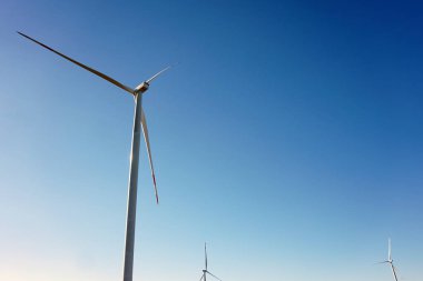 Eko güç, Rüzgar türbinleri mavi gökyüzü ile. Rüzgar türbini için alternatif electricity.renewable elektrik Çiftlik Rüzgar enerji rotasyon rüzgar türbinleri yenilenebilir kullanarak sürdürülebilir çevre dostu teknoloji ile