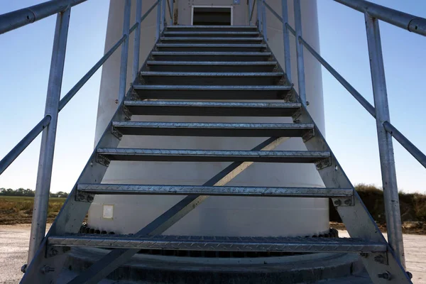 Escaleras Metal Que Conducen Una Gran Turbina Eólica Industrial — Foto de Stock