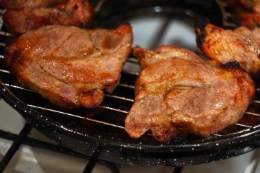 Marine edilmiş ızgara biftek üzerinde sıcak Barbekü mangal kömürü mangal.