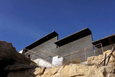 Açık alan - görüntü ile mavi gökyüzü karşı prefabrik beton bir duvarı