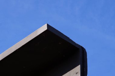 Siyah ve gri mavi gökyüzü arka plan üzerinde Köşe Bina