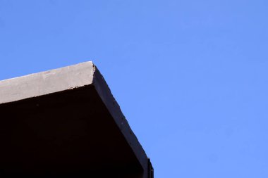 Siyah ve gri mavi gökyüzü arka plan üzerinde Köşe Bina