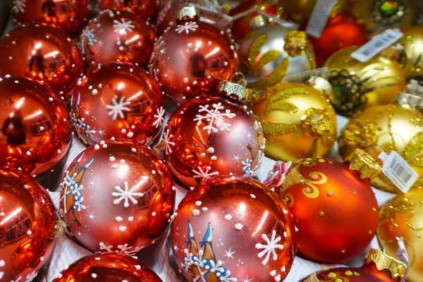 Bunte Rot Gelbe Christbaumkugeln Für Einen Weihnachtlichen Hintergrund Bild — Stockfoto