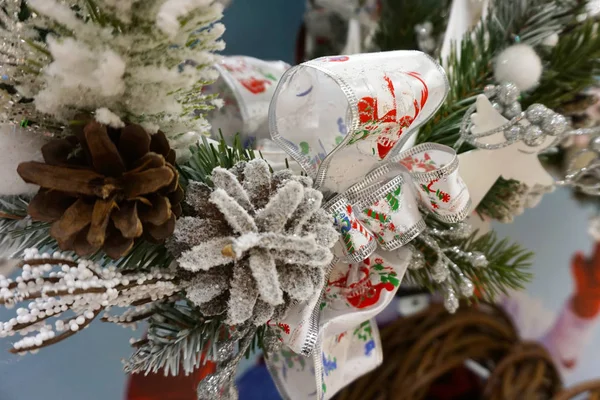 Kleurrijke Blauw Geel Kerstballen Voor Een Kerst Achtergrond Afbeelding — Stockfoto