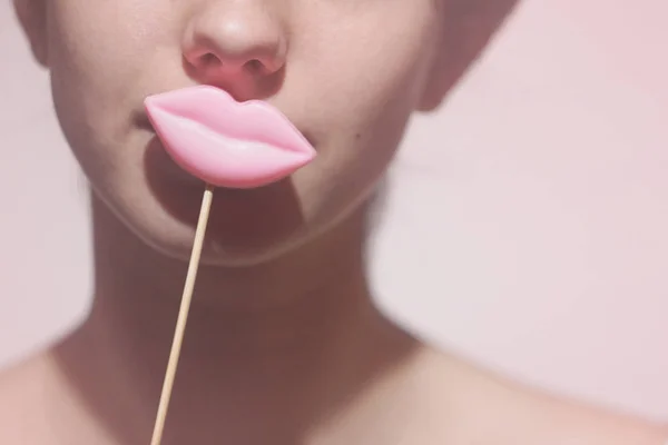 Beleza Alegre Jovem Modelo Moda Engraçado Menina Segurando Grandes Lábios — Fotografia de Stock