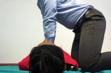 Tıbbi eğitim temel yaşam desteği sırasında kukla bir simülasyon manken CPR performans