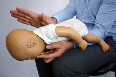 Tıbbi eğitim temel yaşam desteği sırasında kukla bir simülasyon manken bebek darbeler (Heimlich manevrası veya Heimlich manevrası) geri